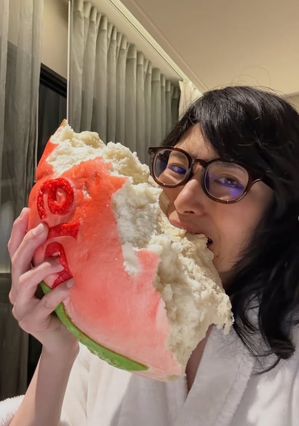 日本大胃王回飯店見巨型壽桃嚇傻！懷疑被整驚呼：台灣待客之道真的太誇張