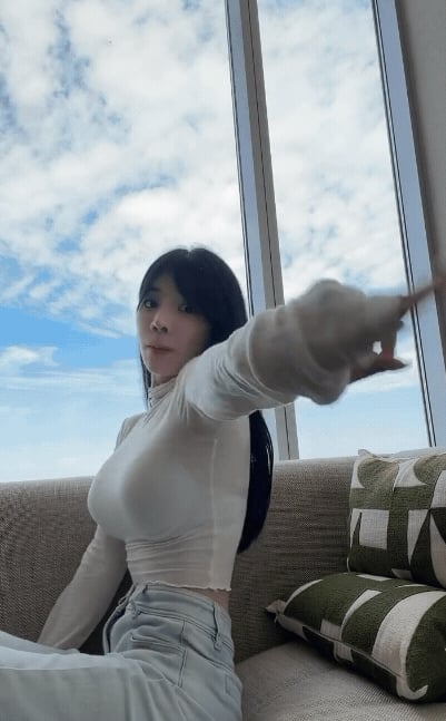 中職最正MC辣穿「白色透視上衣」性感熱舞！沙發上「11秒晃片」流出…