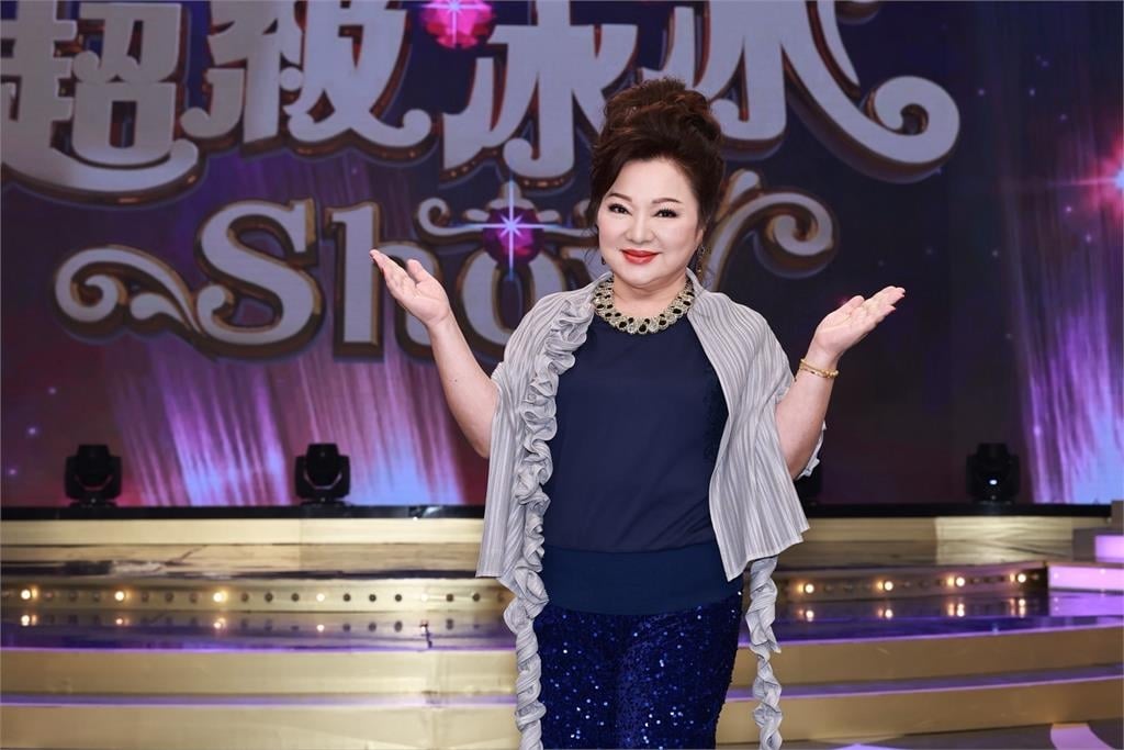 跟往生藝人並列海報開罵！邵大倫受託端一盤紅豆餅跪下向白冰冰「負餅請罪」