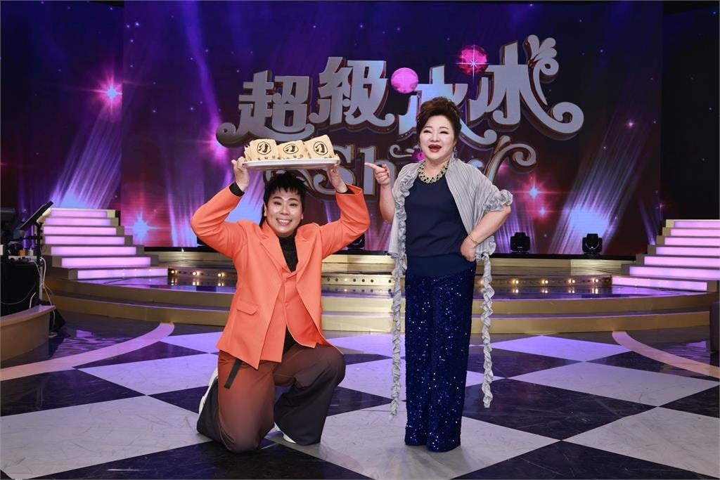 跟往生藝人並列海報開罵！邵大倫受託端一盤紅豆餅跪下向白冰冰「負餅請罪」