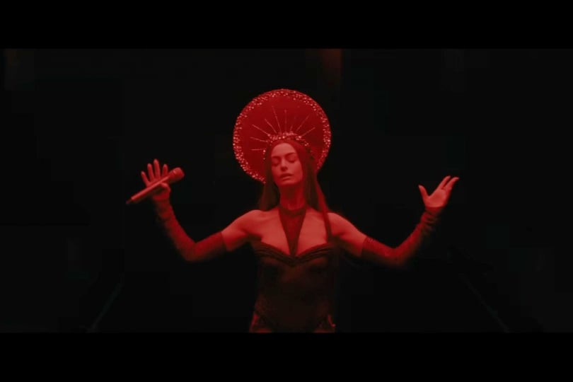 導演大衛羅利作為流行音樂粉絲，讓主角安海瑟薇融合瑪丹娜等多位流行天后元素。（圖／采昌提供）