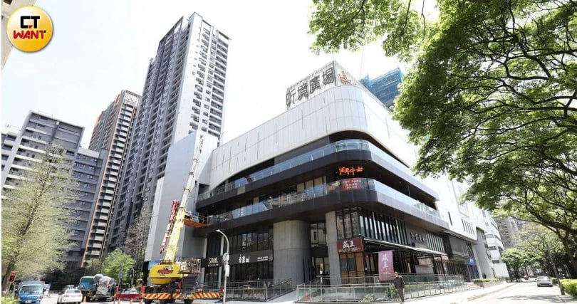 亞昕建設在林口不只推案，還有經營飯店和商場。此次高價銷售惹議的「亞昕昕聯心」股東戶，就正好位在亞昕所經營的昕境廣場旁。（圖／CTWANT攝影組）