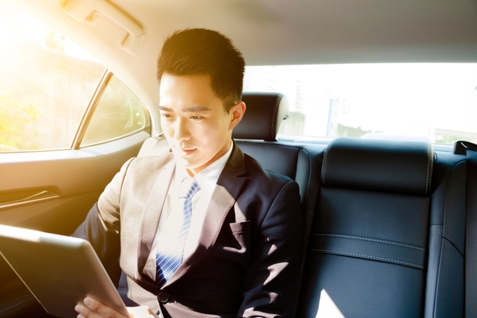 看起來「條件滿分」的菁英級男人，他們可能事業有成、開著名車，甚至連髮型都打理得一絲不苟，實際上卻有許多地雷不宜婚嫁。圖/123RF圖庫