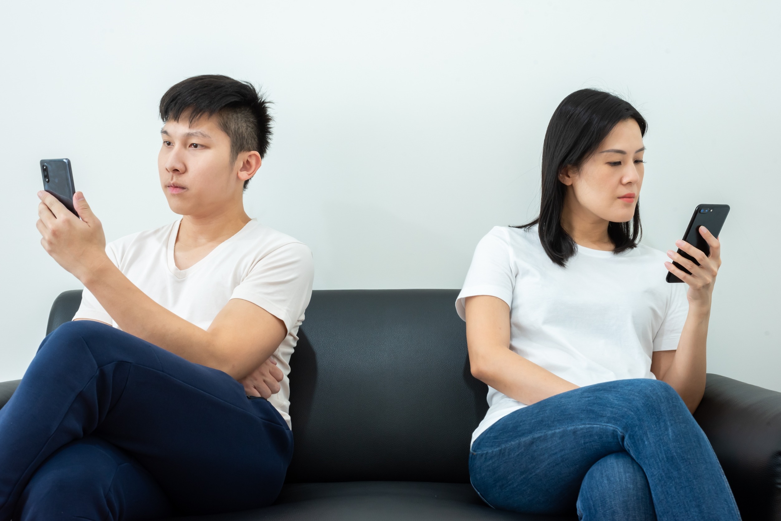 情感失能的男人無法與伴侶產生深層的心理連結。雖然他能給妳優渥的物質生活，但兩人卻無法產生情感上的交流。圖/123RF圖庫