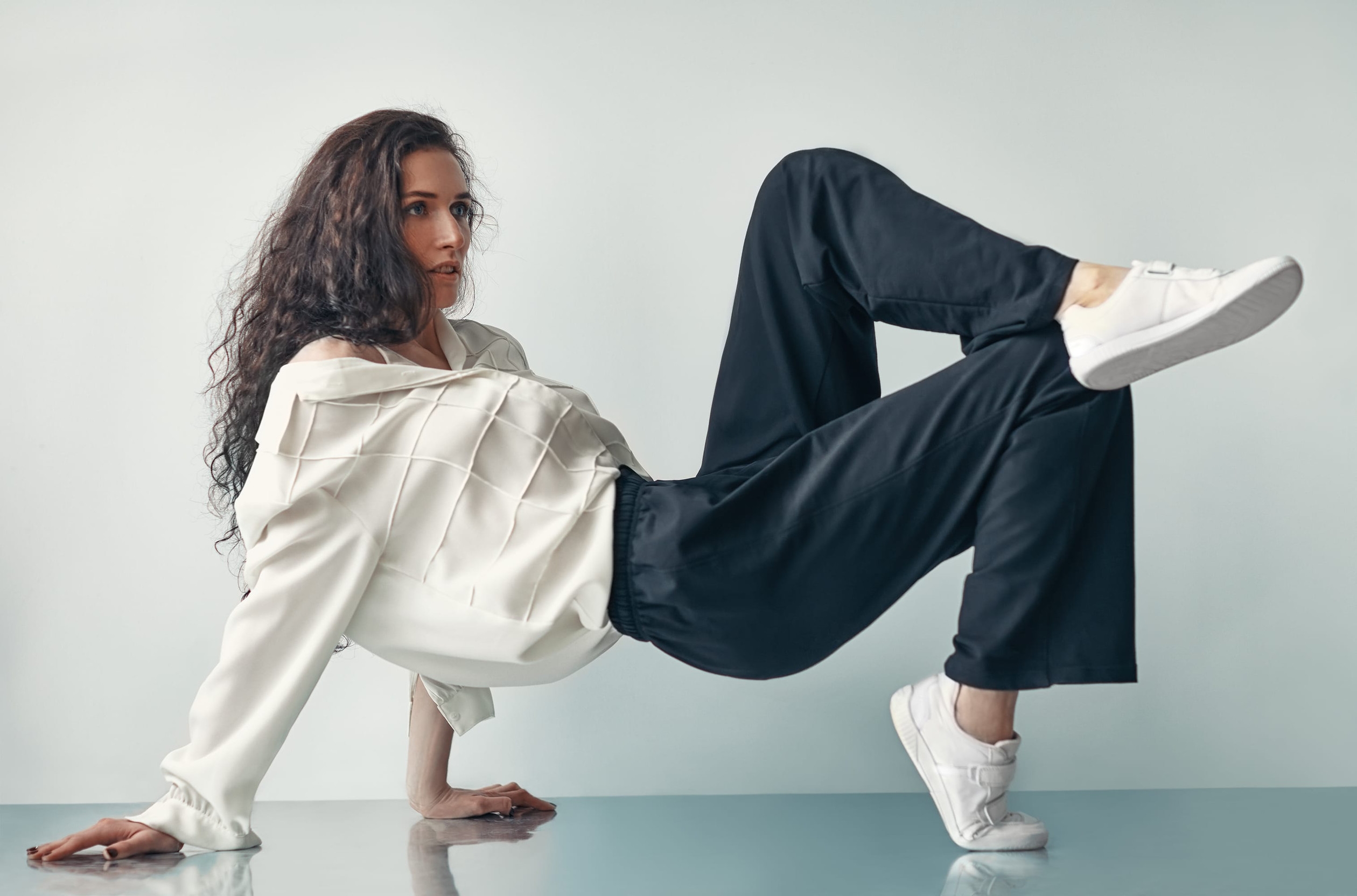 建議選擇磅數較高、具有垂墜感的混紡棉質布料。這種布料能支撐起褲子的形狀，而不是順著肉的形狀走。圖/123RF圖庫