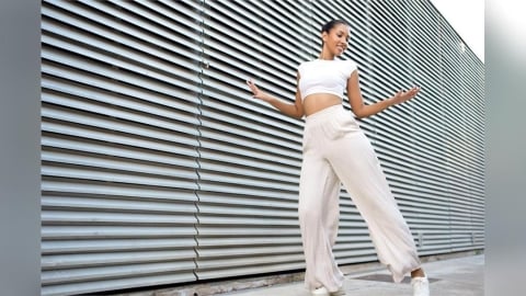 運動寬褲怎麼穿才不邋遢？這5套公式讓妳瞬間穿出名模比例