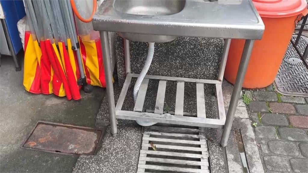 「在地」美食? 雲林西螺鵝肉店水溝蓋瀝筍乾畫面曝