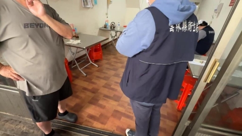 「在地」美食？　雲林西螺鵝肉店水溝蓋瀝筍乾畫面曝