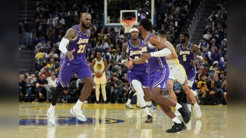 NBA(影)／布朗尼助攻詹皇爆扣！締造聯盟史上首次兒子傳父親得分