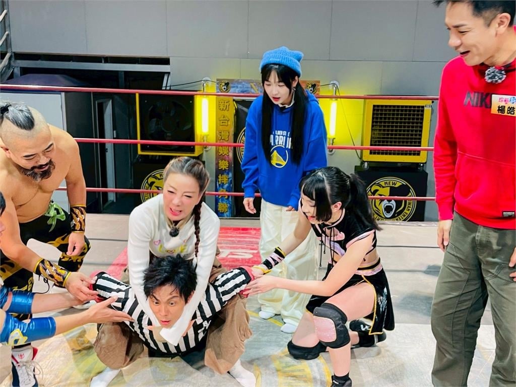 體驗摔角阿翔被「３６０度翻摔」、「駱駝固定技」！全場驚呼連連