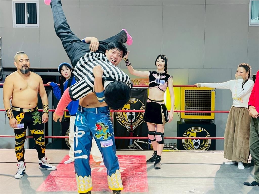 體驗摔角阿翔被「３６０度翻摔」、「駱駝固定技」！全場驚呼連連