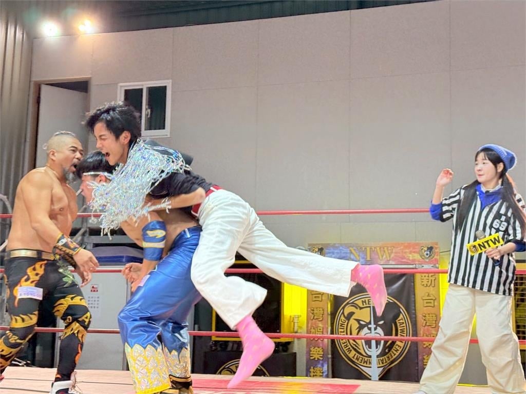 體驗摔角阿翔被「３６０度翻摔」、「駱駝固定技」！全場驚呼連連