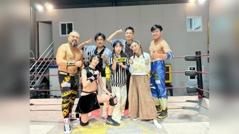 體驗摔角阿翔被「３６０度翻摔」、「駱駝固定技」！全場驚呼連連