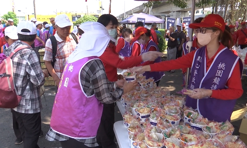 桃園龍德宮四媽祖繞境徒步南巡　上萬名信徒熱情跟隨