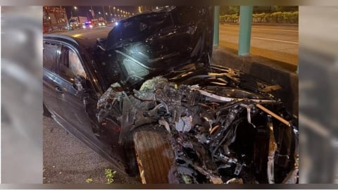 黑色BMW深夜猛撞小貨車！司機噴飛慘死　肇事駕駛棄車落跑