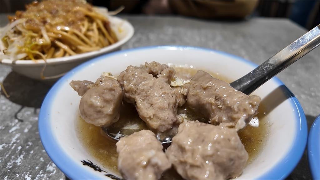 銅板價！肉羹+炒麵百元有找　業者巡桌「免費」加湯