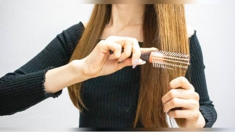 吹頭、梳頭都中招！　醫曝日常4習慣害頭髮變細、易斷