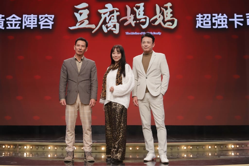 《豆腐媽媽》新角色曝光！網看背影「花襯衫+木屐」秒認出：男神王耿豪