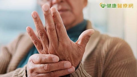 莫名跌倒不只是老化　醫提醒「非典型」巴金森早期辨識關鍵