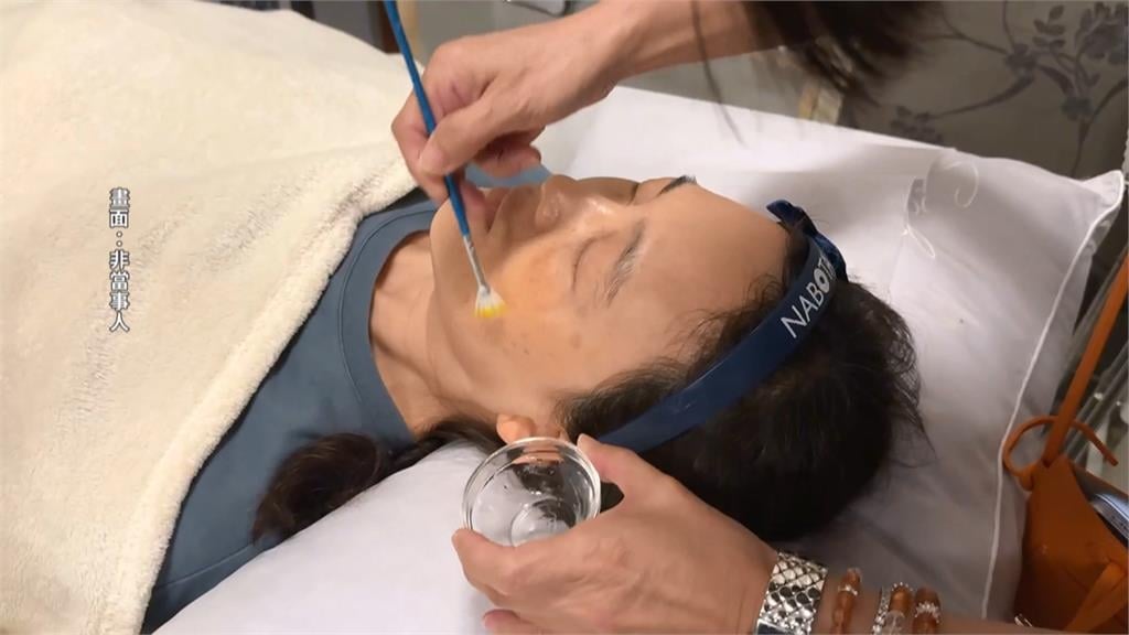 換膚變毀容!美容師疑誤拿高濃度果酸 女臉部大面積灼傷