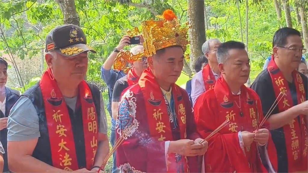 苗栗桐花季開跑　鍾東錦扮土地公發麻糬「黏財」