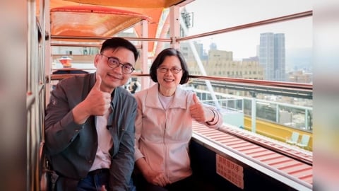 蔡英文高雄趴趴走！與賴瑞隆一同搭乘「空中小火車」　民眾：一生難忘的回憶