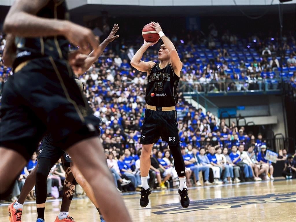 PLG(影)/球給志傑!林志傑引退賽攻下21分 勇士114比95擊敗領航猿