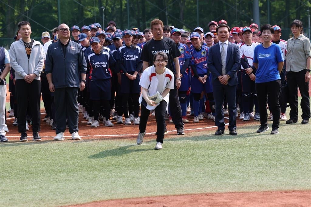 快新聞/親自下場開球!蕭美琴力挺女壘發展 企業聯賽熱血開打