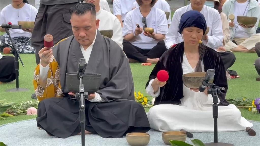 台東自然醒慢活祭開跑　講師帶領民眾「百人頌缽」