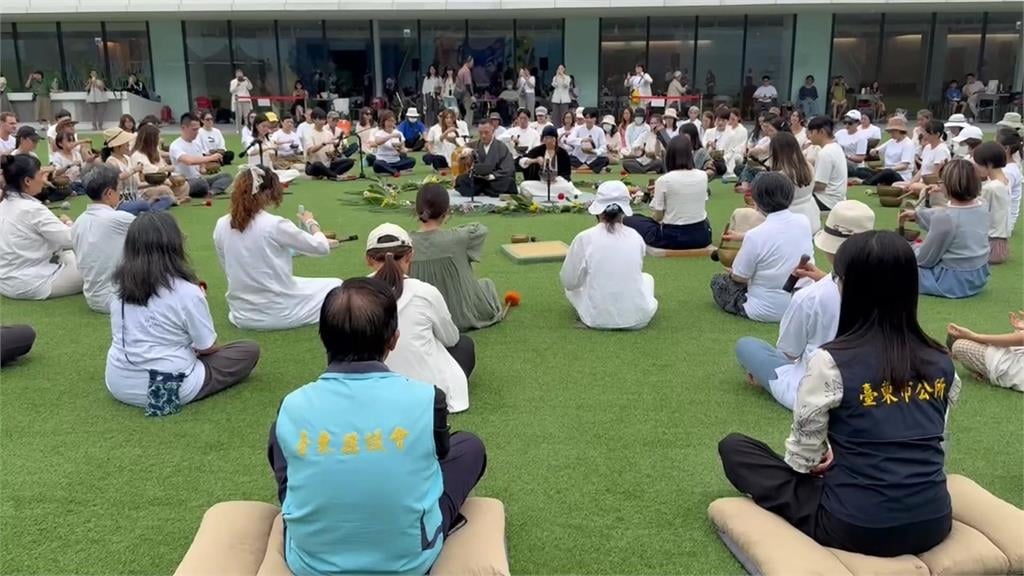 台東自然醒慢活祭開跑　講師帶領民眾「百人頌缽」