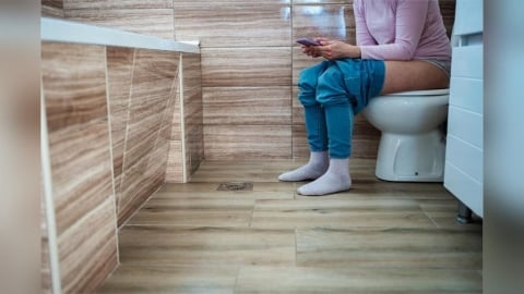 上廁所玩手機要當心！「這些習慣」也可能成原因，醫揭：「5關鍵」遠離痔瘡