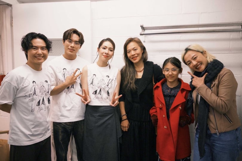 電影《左撇子女孩》導演鄒時擎（右3）與演員小8（右1），驚喜探班告五人紐約演唱會。（圖／相信音樂提供）