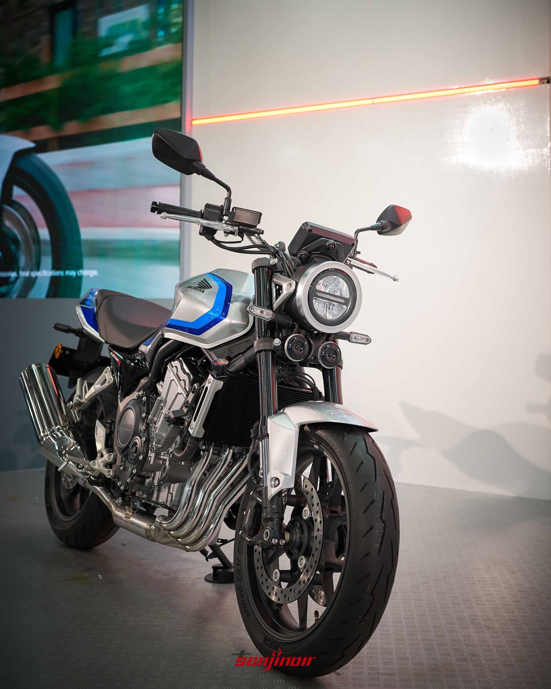 銀藍色塗裝的Honda CB400 Super Four正面視角，展示經典圓燈與裸露的四缸引擎。