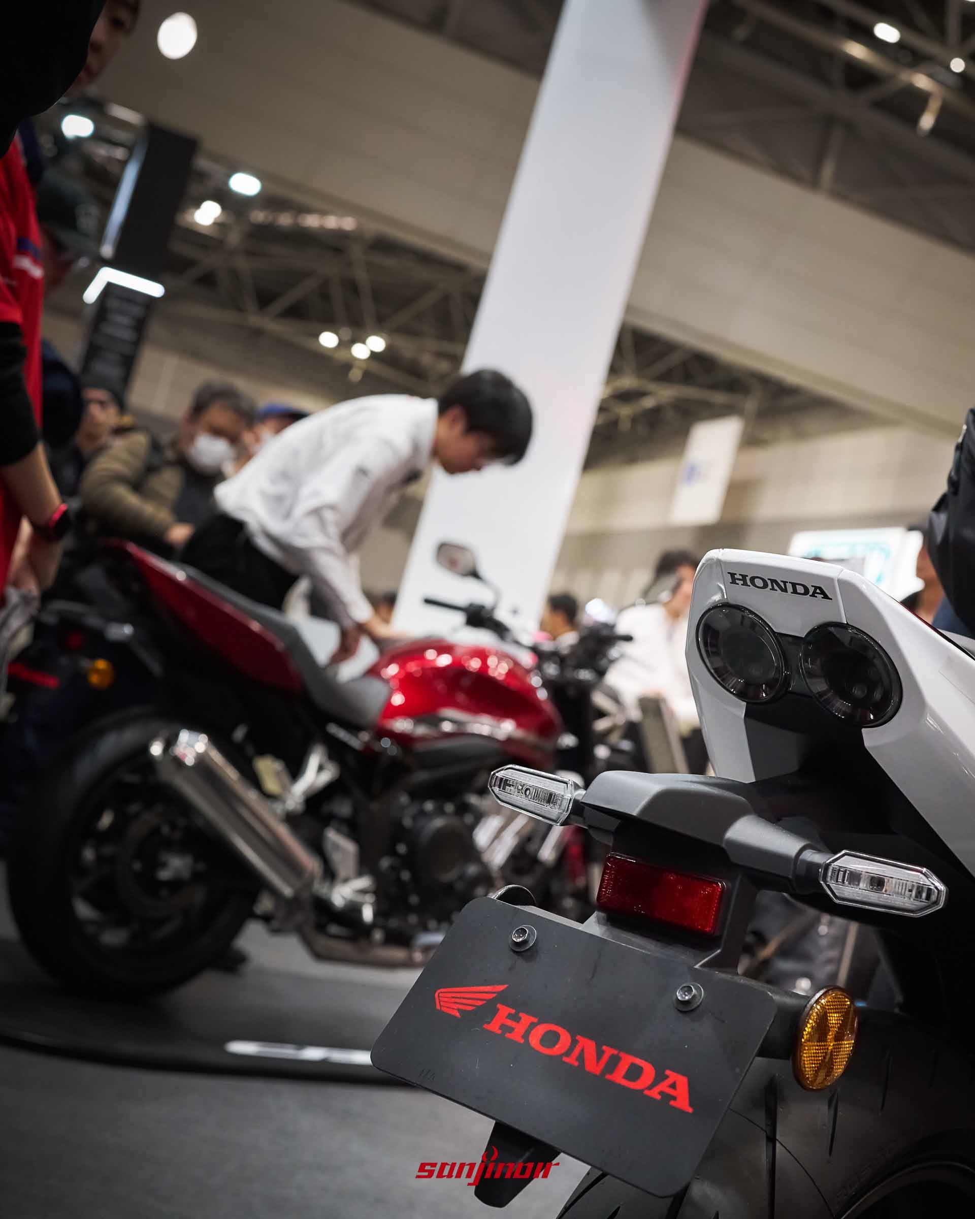 Honda CB400 Super Four車尾特寫，展示標誌性的雙圓燈尾燈設計。