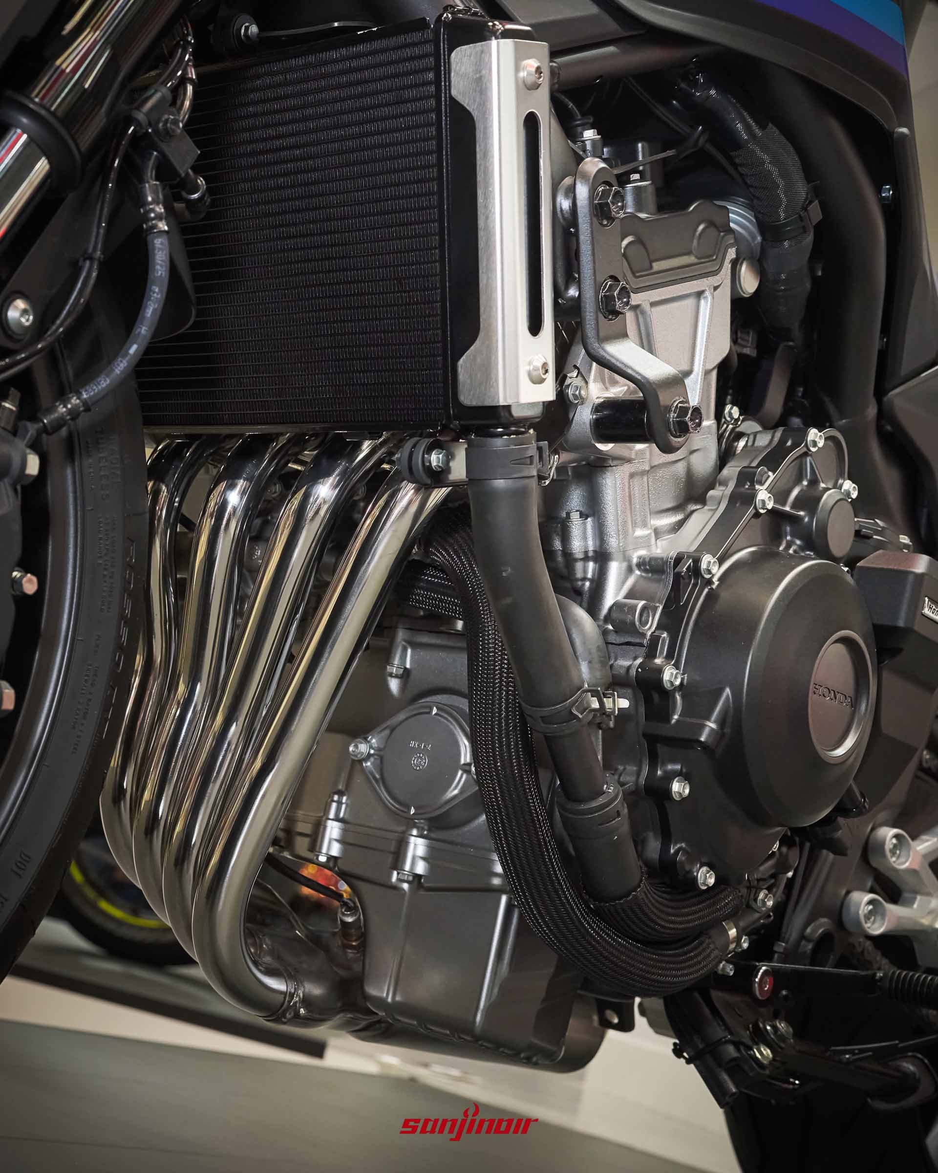 Honda CB400 Super Four水冷並列四缸引擎與排氣管頭段特寫。