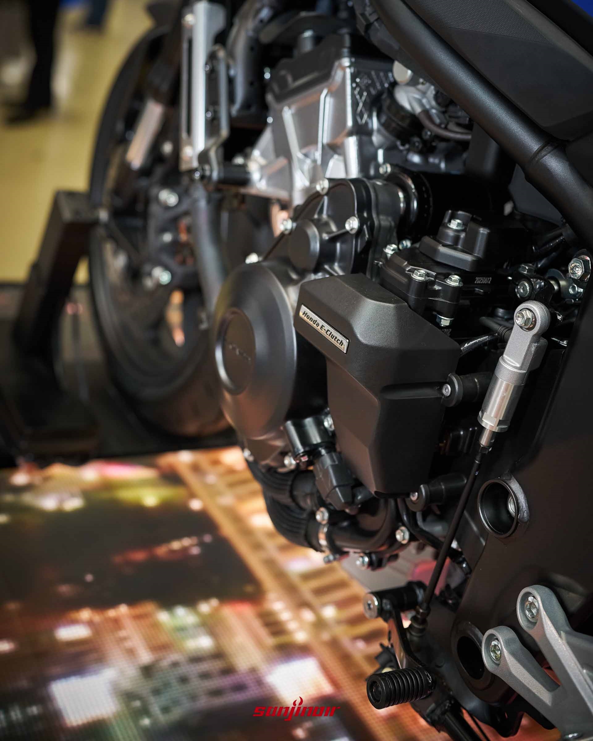 裝載於Honda CB400引擎右側的第二代E-Clutch電子離合器模組特寫。