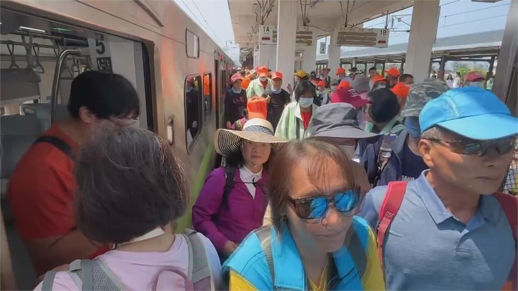 白沙屯媽祖進香深夜起駕！　拱天宮周邊湧大批香燈腳