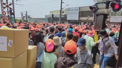 白沙屯媽祖進香深夜起駕！　拱天宮周邊湧大批香燈腳