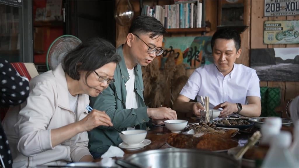 跟著蔡英文、賴瑞隆逛蚵仔寮！　19歲廚師「端這好料」擄獲小英味蕾