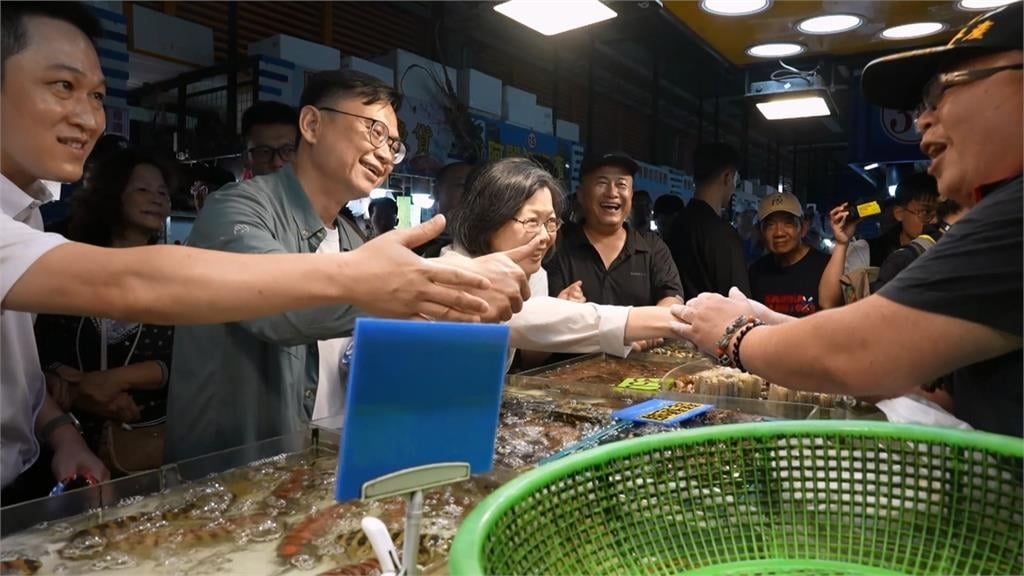 跟著蔡英文、賴瑞隆逛蚵仔寮！　19歲廚師「端這好料」擄獲小英味蕾