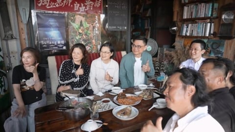 跟著蔡英文、賴瑞隆逛蚵仔寮！　19歲廚師「端這好料」擄獲小英味蕾