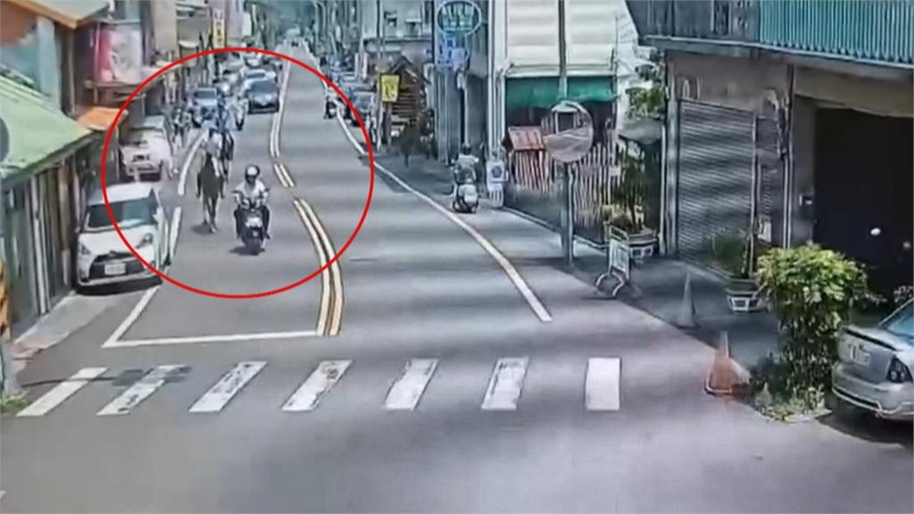 馬匹馬兒路上跑 騎士險遭馬飛踹 驚險一瞬間