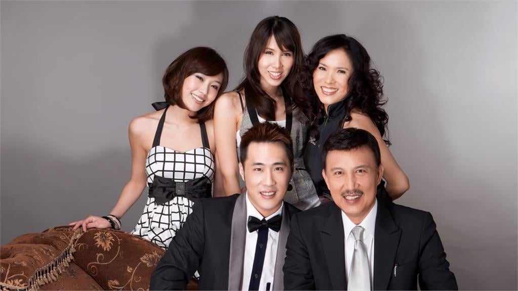 余苑綺43歲冥誕…余天、李亞萍塔位前陪伴！被拍「心碎身影」網鼻酸