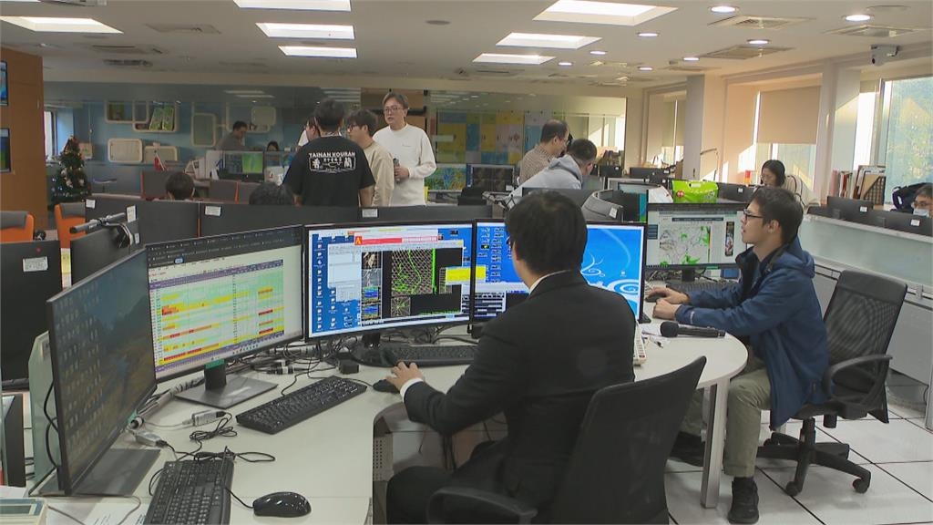 出門要不要帶傘得看他！　氣象署預報員鏡頭後日常曝光