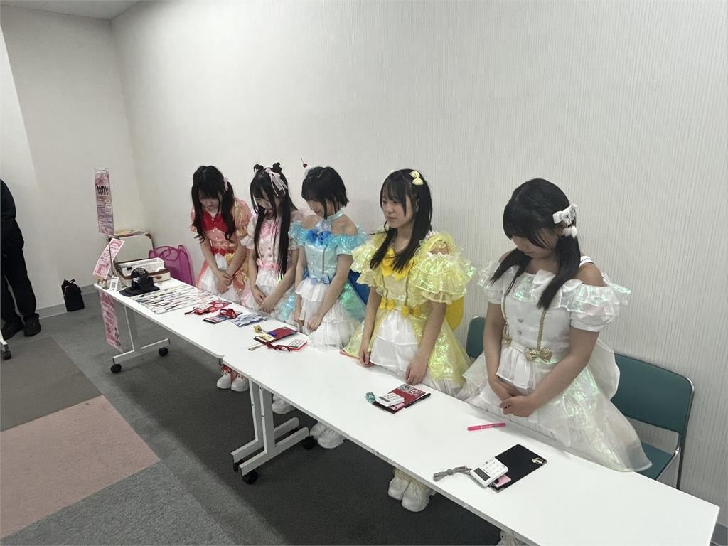 票價才147元！偶像女團辦見面會「竟0人到場」5正妹低頭、捂臉哭全被拍