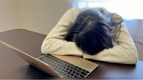 同事午休在看「1網站」！她嘆狀態不對　網搖頭：管好你自己
