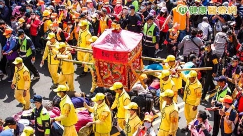 白沙屯進香來了！長時間徒步怎麼走較好　醫揭關鍵：2族群留意