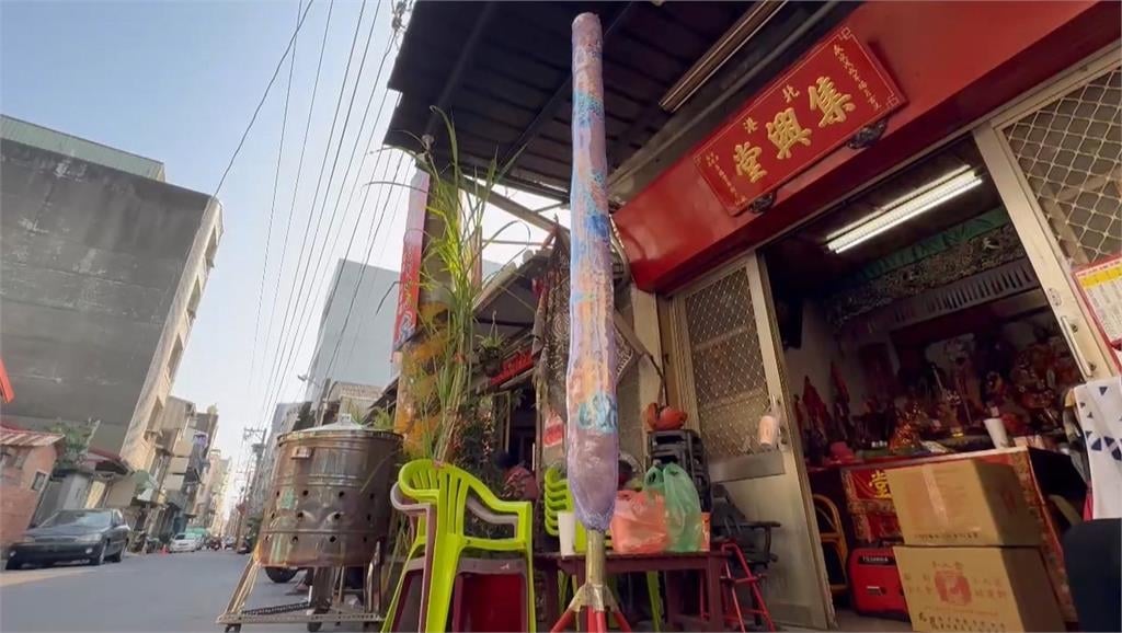 白沙屯媽祖起駕扛巨香跟隨　北港團隊扛重逾４０公斤「大支香」