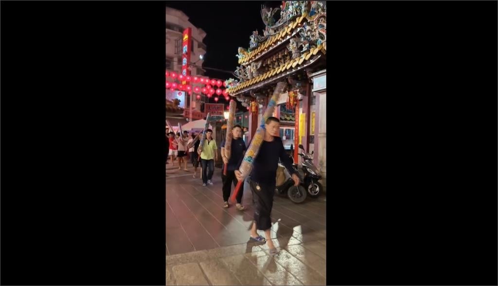白沙屯媽祖起駕扛巨香跟隨　北港團隊扛重逾４０公斤「大支香」
