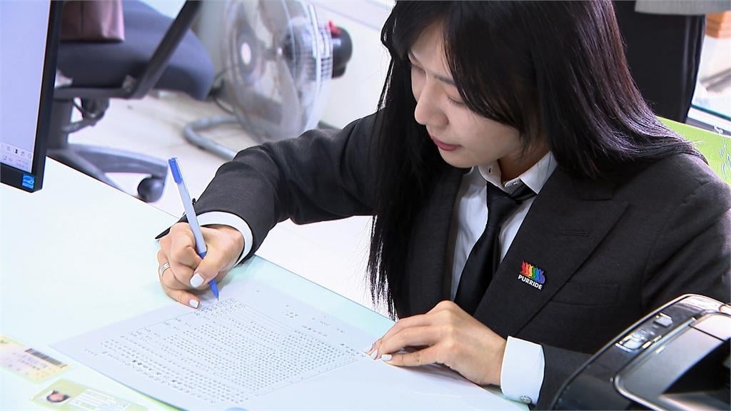 綠營新生代接班　吳沛憶搶頭香領表登記選北市黨部主委